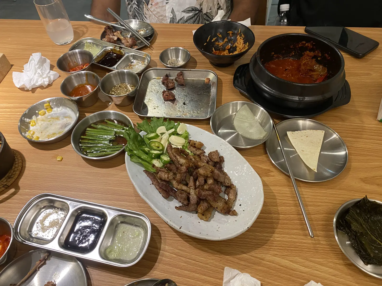 一整桌小菜与烤肉