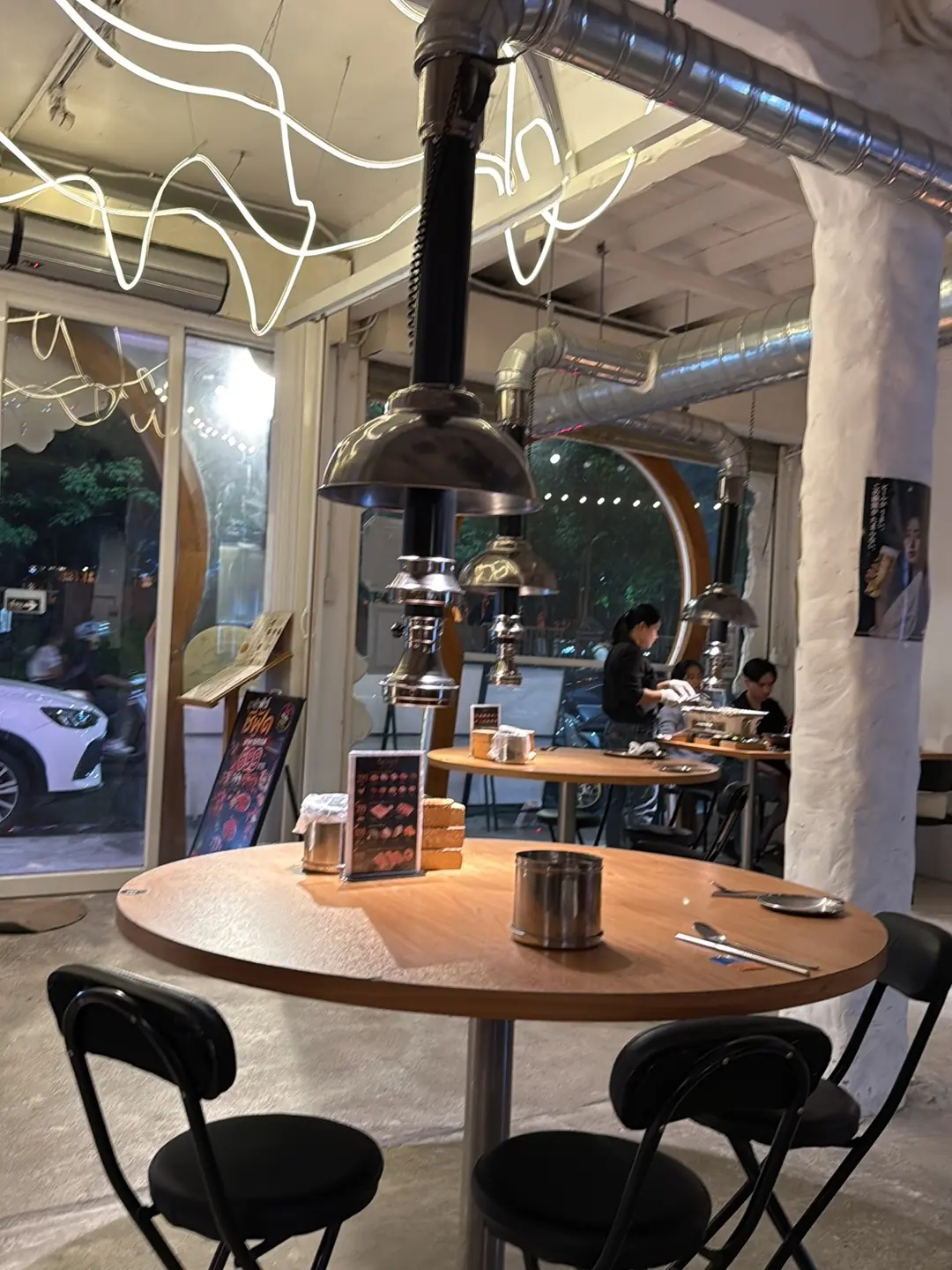 Meeyang 一楼用餐区,圆桌与排烟罩