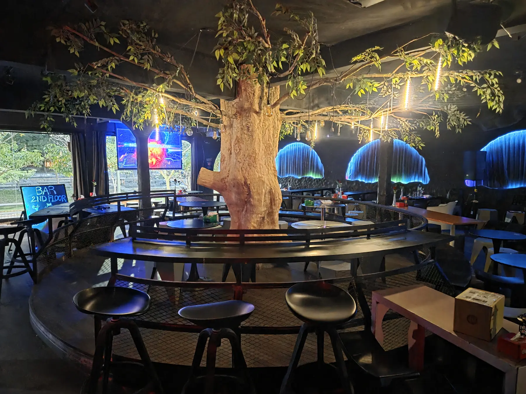 The Chosen Bar 二楼